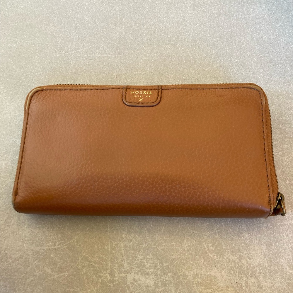 Fossil Tan Pebbled Leather Zip Wallet